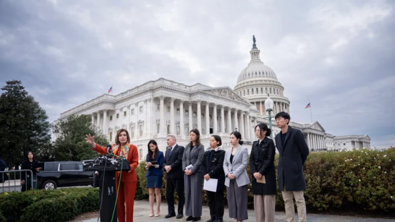 A deputada Nancy Pelosi (D-Califórnia) fala durante uma conferência de imprensa sobre Hong Kong na House Triangle no Capitólio, em Washington, em 19 de novembro de 2024. Madalina Vasiliu/Epoch Times
