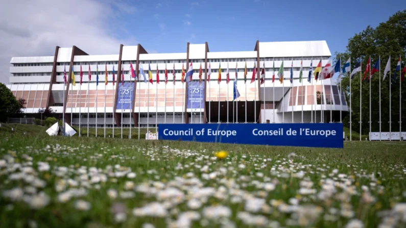 O edifício do Conselho da Europa, com cartazes promovendo o 75º aniversário da instituição, em Estrasburgo, França, em 8 de maio de 2024. (Sebastien Bozon/AFP via Getty Images)
