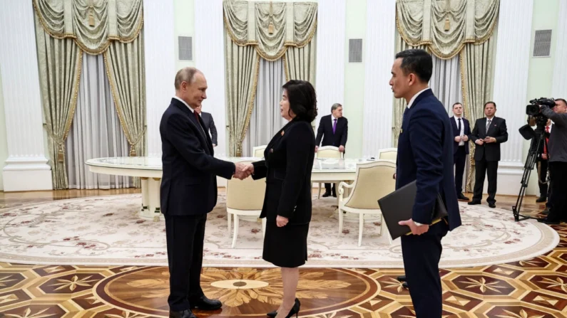 Numa fotografia distribuída pela agência estatal russa Sputnik, o líder russo, Vladimir Putin (E), cumprimenta o ministro das Relações Exteriores da Coreia do Norte, Choe Son Hui, antes das negociações em Moscou, em 4 de novembro de 2024 (Mikhail Tereshchenko/Pool/AFP via Getty Images)
