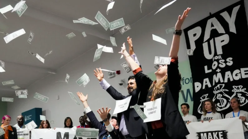 Ativistas participam de uma manifestação para financiamento climático na Cúpula do Clima da ONU COP29 em Baku, Azerbaijão, em 21 de novembro de 2024. (Sergei Grits /AP Photo)
