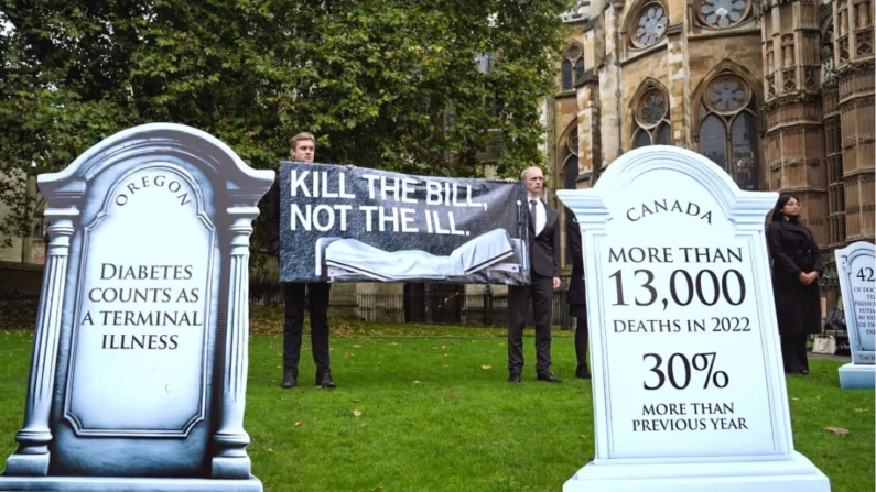 Membros da Distant Voices, Christian Concern, Christian Medical Fellowship e SPUC se reúnem para protestar contra o projeto de lei de suicídio assistido em Westminster, Londres, Inglaterra, em 16 de outubro de 2024. (Lucy North/PA Wire)
