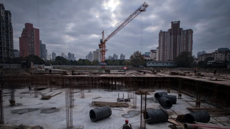 Um homem trabalha no canteiro de obras de um arranha-céu residencial em Xangai, China, em 29 de novembro de 2016 (Johannes Eisele/AFP via Getty Images)
