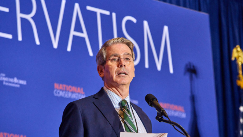 Scott Bessent discursa na National Conservative Conference em Washington D.C., quarta-feira, 10 de julho de 2024 (Foto de DOMINIC GWINN/Middle East Images/AFP via Getty Images)