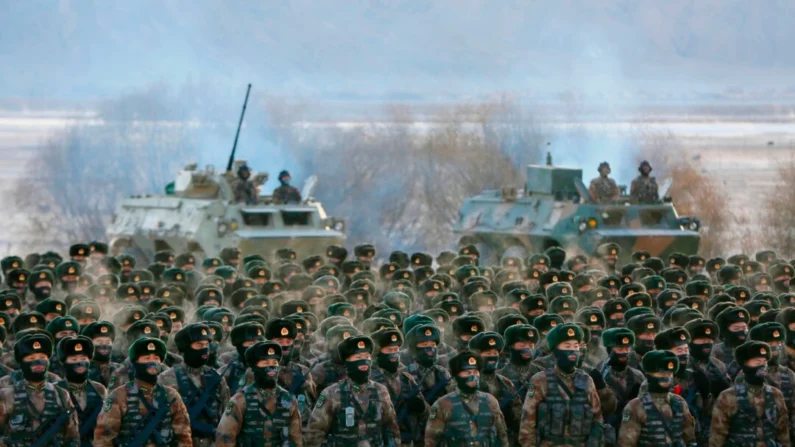 Soldados do Exército de Libertação Popular Chinês (PLA) reunidos durante treinamento militar nas Montanhas Pamir em Kashgar, região noroeste de Xinjiang, na China, em 4 de janeiro de 2021. (STR/AFP via Getty Images)
