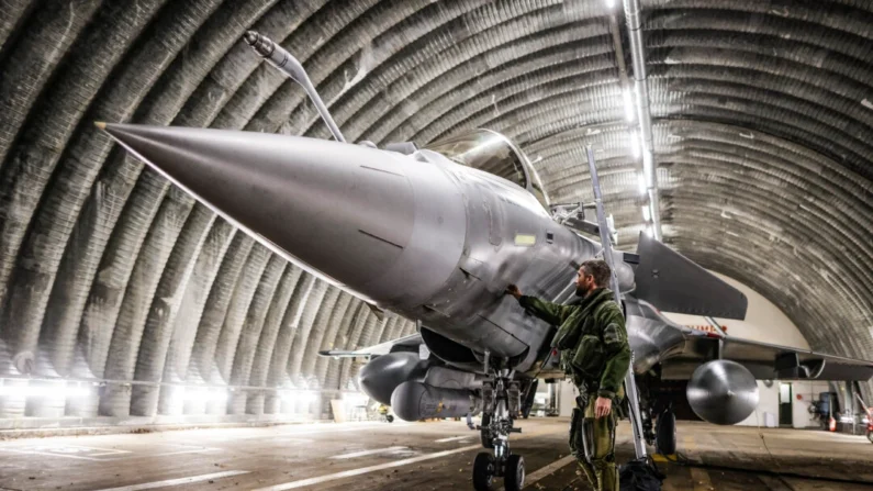 Um piloto de caça a jato Rafale prepara sua aeronave antes de partir para uma missão de quatro meses para proteger o espaço aéreo dos Estados Bálticos, já que a França está enviando quatro caças Rafale para a Lituânia sob mandato da OTAN, em Mont-de-Marsan, França, em 25 de novembro de 2022 (Thibaud Moritz/AFP via Getty Images)