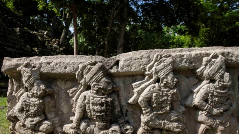 Altar Q, que retrata 16 reis na sucessão dinástica da cidade dentro do sítio arqueológico de Copán, em Copán Ruínas, Honduras, em 3 de julho de 2021 (Rodrigo Abd/AP Photo)
