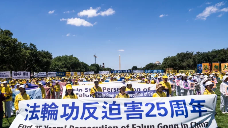 Praticantes do Falun Gong participam de uma manifestação pedindo o fim dos 25 anos de perseguição contínua do Partido Comunista Chinês aos praticantes do Falun Gong na China no National Mall em Washington em 11 de julho de 2024. (Madalina Vasiliu/Epoch Times)
