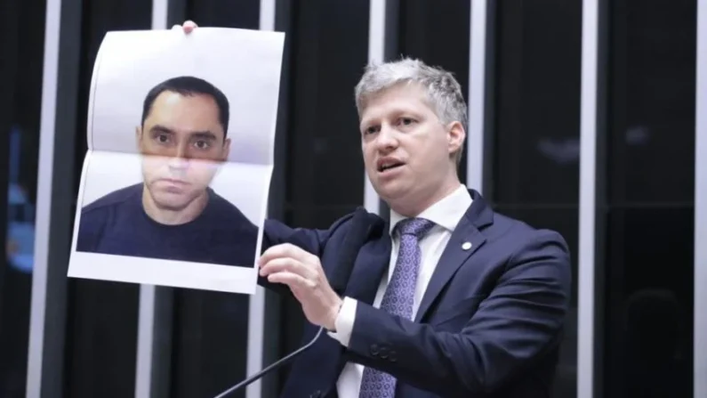 Deputado federal Marcel Van Hatten (Novo-RS) denuncia a atuação do delegado da Polícia Federal, Fábio Alvarez Schor em 16 de outubro de 2024 (Foto: Bruno Spada/Câmara dos Deputados)