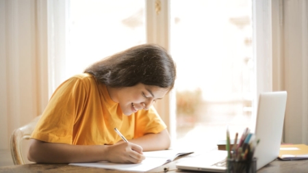 Escrever à mão melhora aprendizado? Neurocientistas, psicólogos e educadores respondem