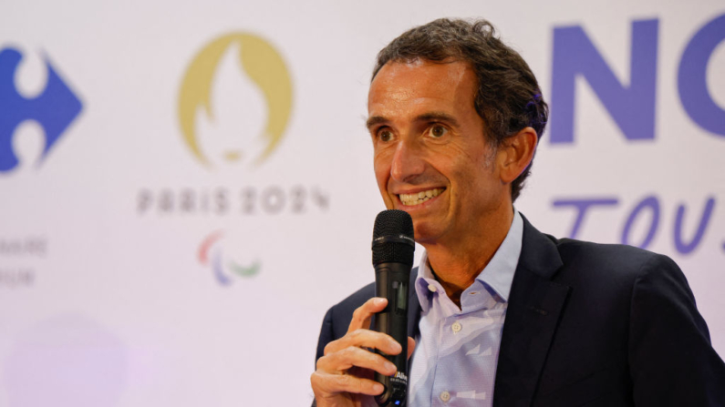 O CEO do Carrefour, Alexandre Bompard, fala durante a apresentação dos resultados da parceria entre o Carrefour e Paris 2024, no hipermercado Carrefour em Drancy, subúrbio de Paris, em 11 de setembro de 2024 (Foto: LUDOVIC MARIN/AFP via Getty Images)