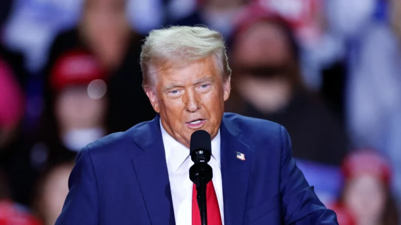 O ex-presidente Donald Trump fala durante um comício de campanha na Van Andel Arena em Grand Rapids, Michigan, em 5 de novembro de 2024 (Kamil Krzaczynski/AFP via Getty Images)
