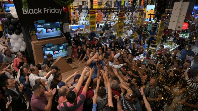 Compradores adquirem aparelhos de TV em um supermercado durante a liquidação da Black Friday em São Paulo, Brasil, em 23 de novembro de 2023  (Foto: NELSON ALMEIDA/AFP via Getty Images)