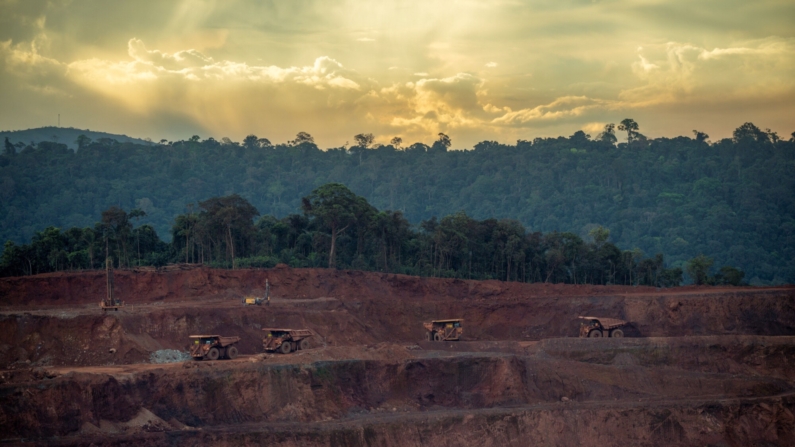  Caminhões basculantes autônomos são vistos transportando minério de ferro na mina autônoma N4E da mineradora brasileira VALE, cercada pela floresta amazônica, como parte do Complexo de Mineração de Carajás, município de Parauapebas, estado do Pará, Brasil, em 15 de maio de 2023. (Foto de MAURO PIMENTEL / AFP) (Foto de MAURO PIMENTEL/AFP via Getty Images)