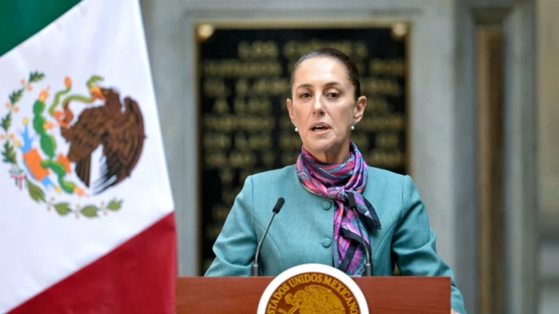 A presidente mexicana Claudia Sheinbaum discursa durante a Cúpula de Alto Nível entre líderes e empresários mexicanos e americanos no Palácio Nacional na Cidade do México em 15 de outubro de 2024. (Yuri Cortez/AFP via Getty Images)
