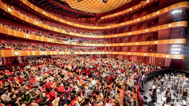 A chamada de cortina para o Shen Yun Performing Arts no David H. Koch Theater no Lincoln Center em Nova Iorque em 11 de janeiro de 2015 (Larry Dai/Epoch Times)
