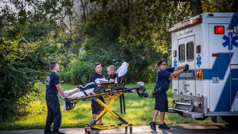 Paramédicos atendem um homem que está tendo uma overdose no bairro de Drexel, em Dayton, Ohio, em 3 de agosto de 2017 (The Epoch Times)