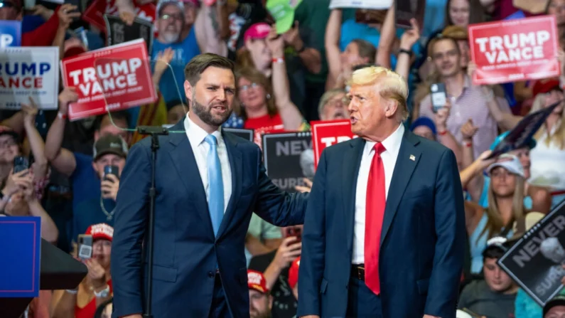 O candidato republicano à vice-presidência, senador J.D. Vance (esq.), e o ex-presidente Donald J. Trump (dir.) chegam a um comício na Van Andel Arena em Grand Rapids, Michigan, em 20 de julho de 2024 (Madalina Vasiliu/Epoch Times)