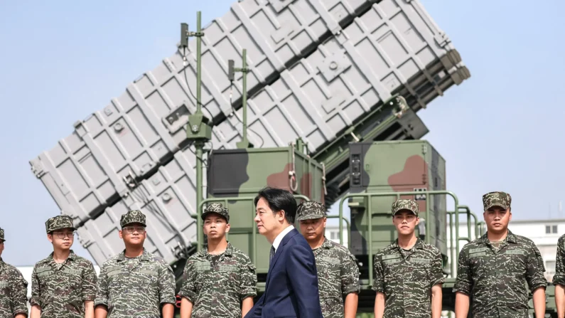 O presidente de Taiwan, Lai Ching-te, passa por soldados em uma base naval após exercícios militares chineses em Taoyuan, em 18 de outubro de 2024. I-Hwa Cheng/AFP via Getty Images