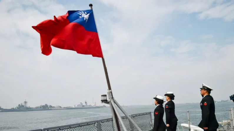 Marinheiros taiwaneses saúdam a bandeira da ilha no convés do navio de suprimentos Panshih após participar de exercícios anuais, na base naval de Tsoying em Kaohsiung, Taiwan, em 31 de janeiro de 2018. (Mandy Cheng/AFP via Getty Images)
