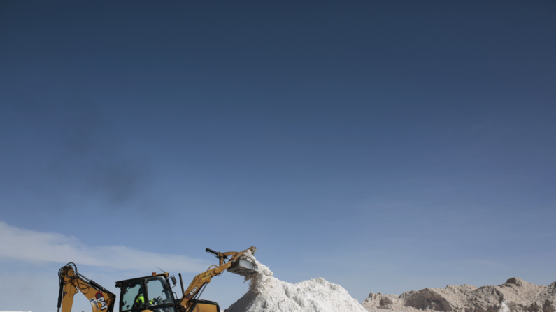 POTOSI, BOLÍVIA - 15 DE DEZEMBRO: Uma escavadeira move sal durante a inauguração da fábrica de carbonato de lítio dependente do Ministério de Hidrocarbonetos e Energia da Bolívia no Complexo Industrial YLB em 15 de dezembro de 2023 em Potosi, Bolívia. (Foto de Gaston Brito Miserocchi/Getty Images)