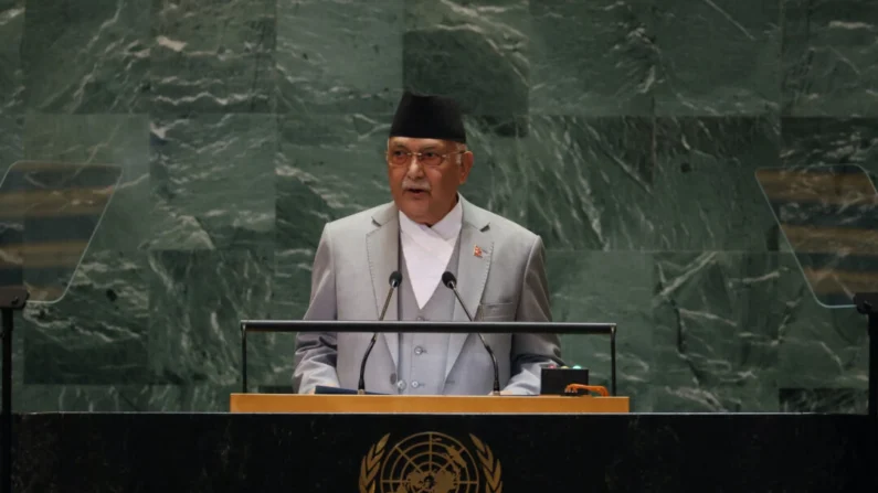 O primeiro-ministro do Nepal, K.P. Sharma Oli, fala durante a 79ª Sessão da Assembleia Geral da ONU na sede das Nações Unidas em Nova Iorque, em 26 de setembro de 2024. (Charly Triballeau/AFP via Getty Images)