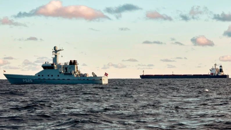 O graneleiro chinês Yi Peng 3 (dir.) está ancorado e monitorado por um navio patrulha naval dinamarquês no mar de Kattegat, na costa da Dinamarca, em 20 de novembro de 2024. (Mikkel Berg Pedersen/Ritzau Scanpix/AFP via Getty Images)