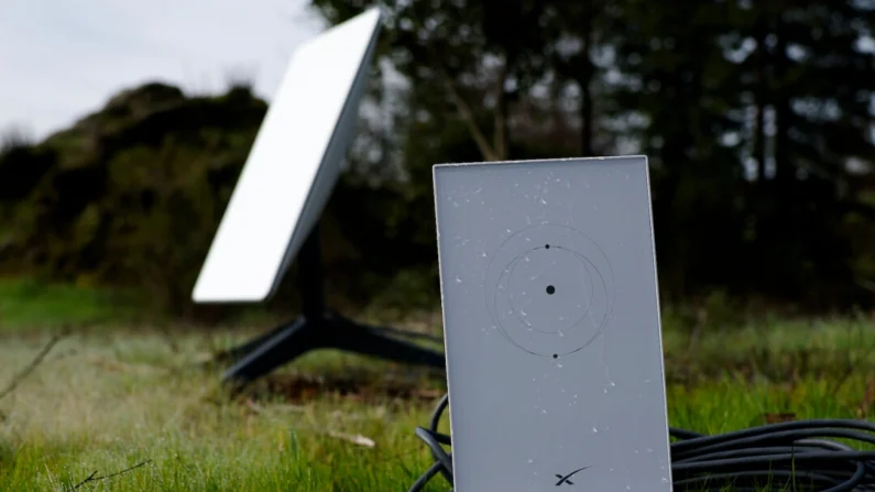 Uma antena e um roteador Starlink são exibidos em San Anselmo, Califórnia, em 12 de fevereiro de 2024. (Justin Sullivan/Getty Images)