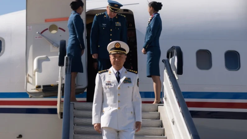 O almirante Miao Hua (C), diretor do departamento de assuntos políticos da Comissão Militar Central da China, desembarca de sua aeronave após chegar ao Aeroporto Internacional de Pyongyang, na Coreia do Norte, em 14 de outubro de 2019. Kim Won Jin/AFP via Getty Images
