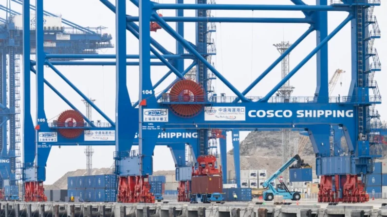 Vista do mega porto de Chancay na pequena cidade de Chancay, ao norte da capital peruana Lima, em 29 de outubro de 2024. (Cris Bouroncle/AFP via Getty Images)