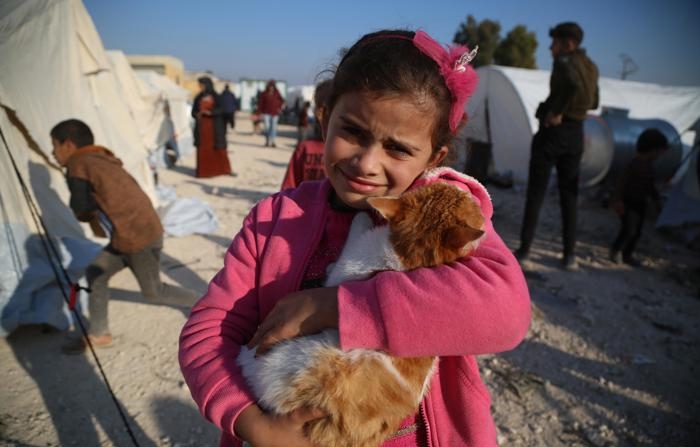 Idlib (República Árabe da Síria), 28/11/2024 - Pessoas deslocadas internamente chegam a um abrigo na cidade de Al-Bardaqli, perto da cidade de Sarmada, ao norte de Idlib, na Síria, em 28 de novembro de 2024, em meio aos contínuos conflitos armados entre o exército sírio e as forças de oposição perto da cidade de Aleppo. De acordo com a Equipe de Coordenadores de Resposta da Síria, houve 126 ataques registrados pelas forças do regime sírio em áreas controladas pela oposição nas últimas 36 horas. Além disso, aviões de guerra russos e sírios lançaram 85 ataques aéreos. Esses ataques resultaram no deslocamento de milhares de pessoas, muitas das quais estão buscando refúgio em abrigos temporários nos distritos de Bardaqli, Salqin e Harem. (Rússia, Síria) (Foto: EFE/EPA/BILAL AL MAHMOUD)