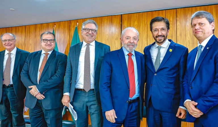 O presidente Luiz Inácio Lula da Silva (PT) recebeu, na manhã desta sexta-feira (29), em Brasília, o prefeito de São Paulo, Ricardo Nunes (MDB), e o governador do estado, Tarcísio de Freitas (Republicanos) (Foto: Reprodução/agência gov)