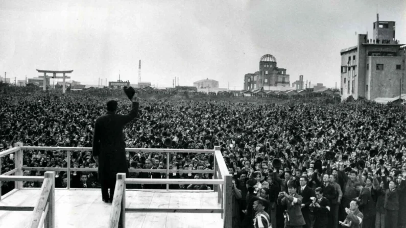 O imperador Hirohito visita Hiroshima em 1947, dois anos após o lançamento da bomba atômica sobre a cidade (Domínio público)
