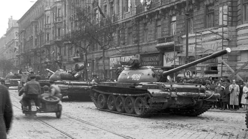 Tanques patrulham as ruas de Budapeste durante a repressão soviética à Revolução Húngara de 1956. (Domínio público/ Nagy Gyula)
