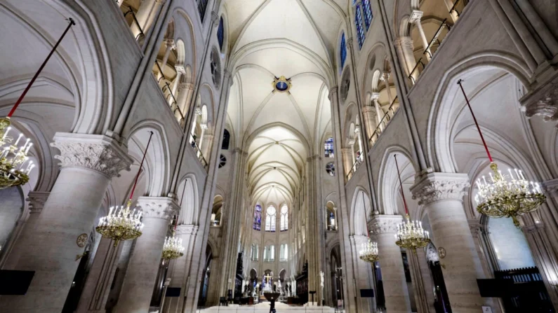 A nave de Notre-Dame de Paris durante a visita do presidente francês Emmanuel Macron aos interiores restaurados da catedral, em Paris, em 29 de novembro de 2024. (Stephane de Sakutin/AP)
