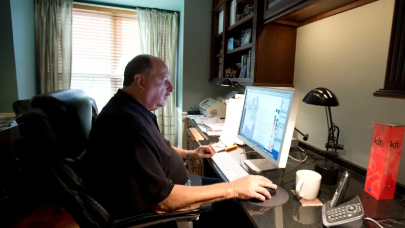 O designer gráfico Tom Sadowski, 65 anos, trabalha em casa em Sterling, Virgínia, em uma foto de arquivo. (Manuel Balce Ceneta/AP Photo)