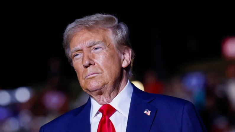 O então ex-presidente dos EUA Donald Trump e candidato à presidência republicana, fala em um comício de campanha no McCamish Pavilion em Atlanta, Geórgia, em 28 de outubro de 2024. (Anna Moneymaker/Getty Images)