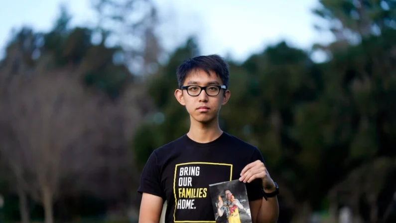 Harrison Li segura uma foto de seu pai, Kai Li, em Palo Alto, Califórnia, em 23 de janeiro de 2024. (Jeff Chiu/AP Photo)
