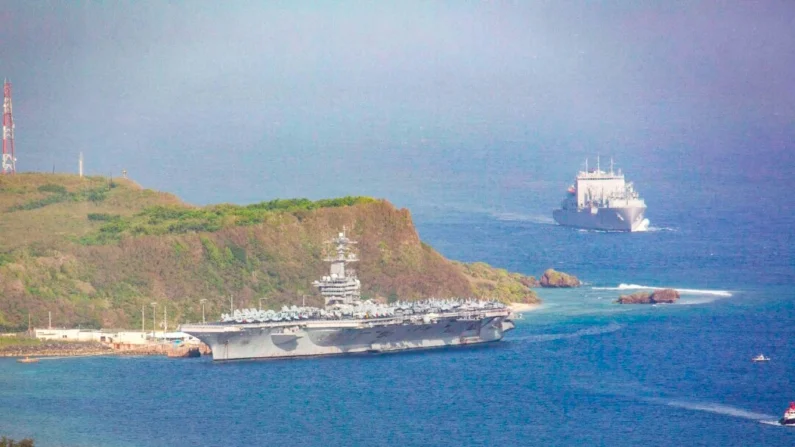 O porta-aviões USS Theodore Roosevelt está atracado na Base Naval de Guam, no Porto de Apra, em meio à pandemia do coronavírus em 27 de abril de 2020. (Tony Azios/AFP via Getty Images)
