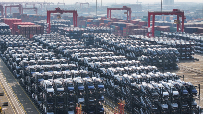 Carros elétricos da BYD esperando para serem carregados em um navio são vistos empilhados no terminal internacional de contêineres do Porto de Taicang em Suzhou, na província de Jiangsu, no leste da China, em 8 de fevereiro de 2024. (Foto da AFP) / China Out (Foto de STR/AFP via Getty Images)