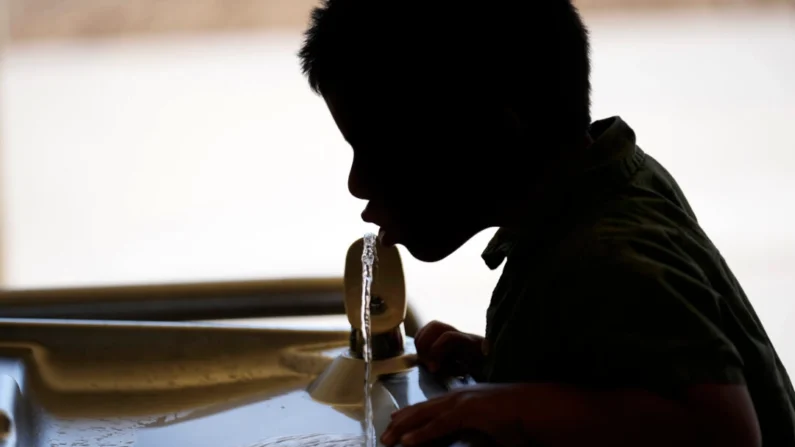 Um aluno bebe de um bebedouro em uma escola primária na Califórnia em 20 de setembro de 2023. (AP Photo/Marcio Jose Sanchez)
