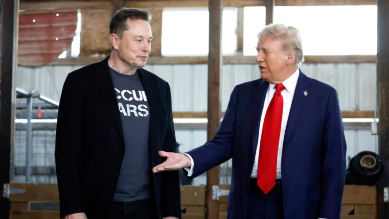 O candidato republicano à presidência, o ex-presidente Donald Trump, dá a mão ao fundador da Tesla, Elon Musk, nos bastidores durante um comício de campanha no Butler Farm Show grounds, em Butler, Pensilvânia, em 5 de outubro de 2024. Musk e o ex-candidato à presidência Vivek Ramaswamy chefiarão o novo Departamento de Eficiência Governamental (DOGE) de Trump. (Foto de Anna Moneymaker/Getty Images)
