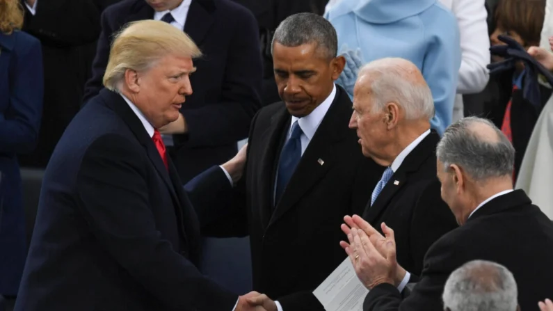 O presidente Donald Trump aperta as mãos do ex-presidente Barack Obama (C) e do ex-vice-presidente Joe Biden após serem empossados ​​como presidente no Capitólio em Washington em 20 de janeiro de 2017. (Mark Ralston/AFP via Getty Images)
