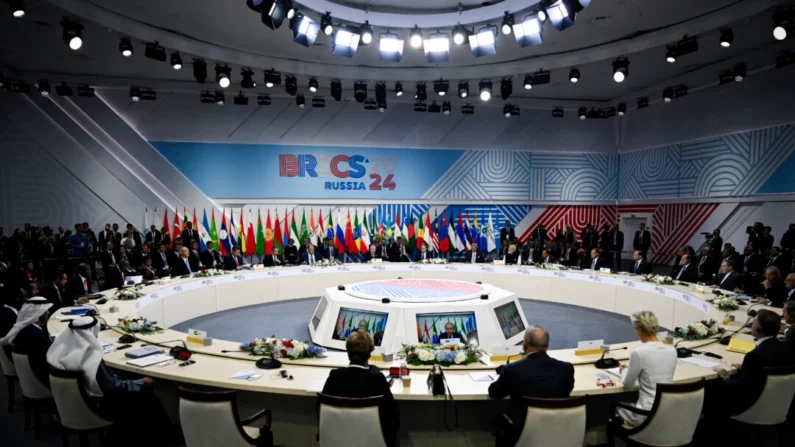 O líder da Rússia, Vladimir Putin, faz um discurso durante a reunião de formato estendido da cúpula do BRICS em Kazan, em 23 de outubro de 2024. (Alexander Nemenov/POOL/AFP via Getty Images)
