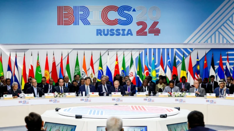 Autoridades participam de uma sessão plenária no formato outreach/BRICS Plus na cúpula do BRICS em Kazan, Rússia, em 24 de outubro de 2024 (Maxim Shemetov/Pool/AFP via Getty Images)