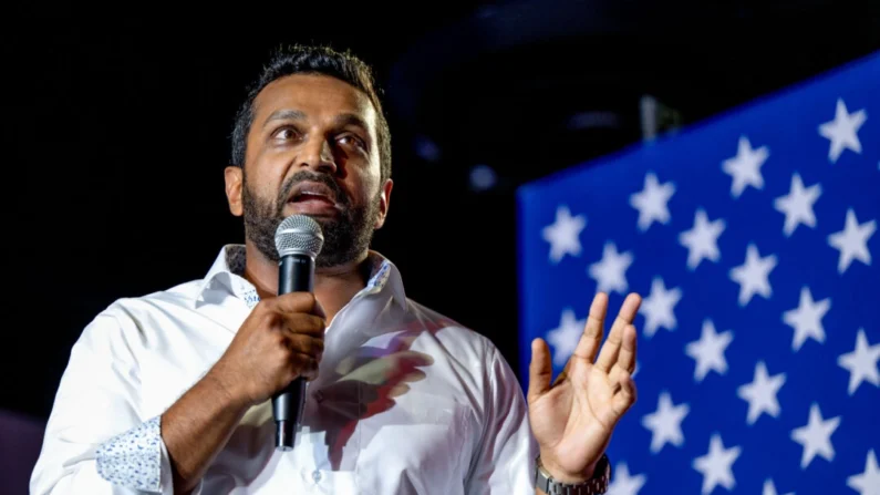 Kash Patel, ex-chefe de gabinete do então secretário de Defesa em exercício Christopher Miller, fala durante um evento de campanha para candidatos às eleições republicanas no Whiskey Roads Restaurant & Bar em Tucson, Arizona, em 31 de julho de 2022 (Brandon Bell/Getty Images)