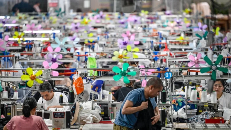 Trabalhadores produzem peças de vestuário em uma fábrica têxtil que fornece roupas para a empresa de comércio eletrônico de moda rápida Shein em Guangzhou, na província de Guangdong, no sul da China, em 11 de junho de 2024 (Jade Gao/AFP via Getty Images)
