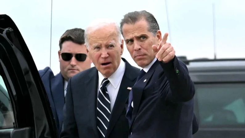 O presidente Joe Biden conversa com seu filho Hunter Biden na chegada à Base Aérea da Guarda Nacional de Delaware em New Castle, Del., em 11 de junho de 2024 (Andrew Caballero-Reynolds/AFP via Getty Images)