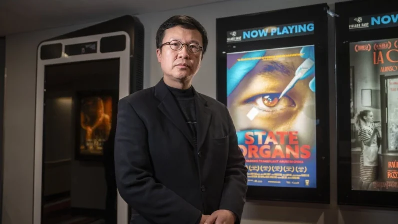 O diretor de cinema Raymond Zhang após a exibição do filme "State Organs" no Village East by Angelika, na cidade de Nova Iorque, em 9 de novembro de 2024. Samira Bouaou/The Epoch Times