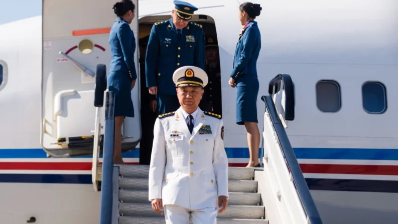 O almirante Miao Hua (C), diretor do departamento de assuntos políticos da Comissão Militar Central da China, desembarca de sua aeronave após chegar ao Aeroporto Internacional de Pyongyang em 14 de outubro de 2019. Kim Won Jin/AFP via Getty Images

