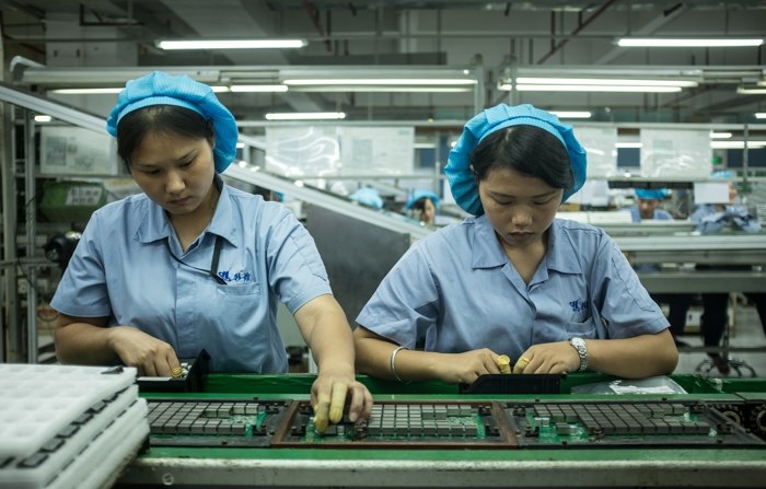 Imagem de arquivo de trabalhadoras em uma linha de montagem de chips em uma fábrica em Shenzhen, China (EFE/EPA/LIU XINGZHE)